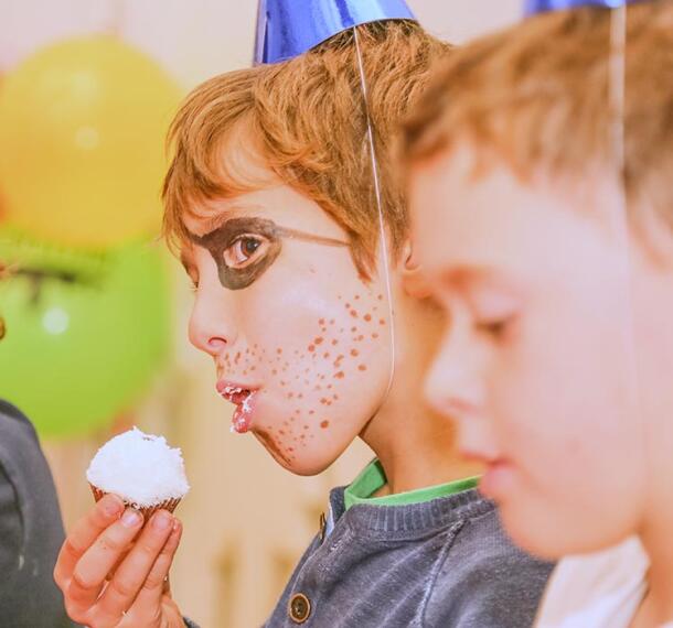 Mladi vitez s sladko dobroto v roki.