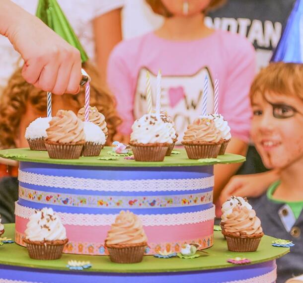 Prižiganje svečk na torti.