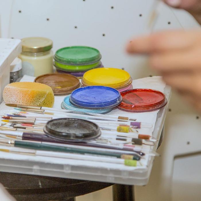 A tray full of colors, ready to use.