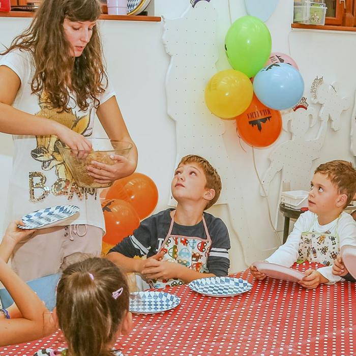 Children follow the instructions of the animator.