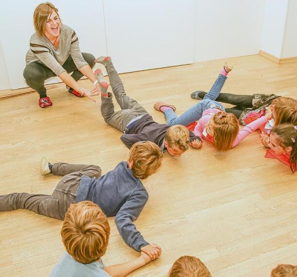 Otroci na zabavi z animatorjem.