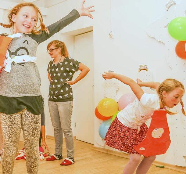 Razposajeni deklici na zabavi.