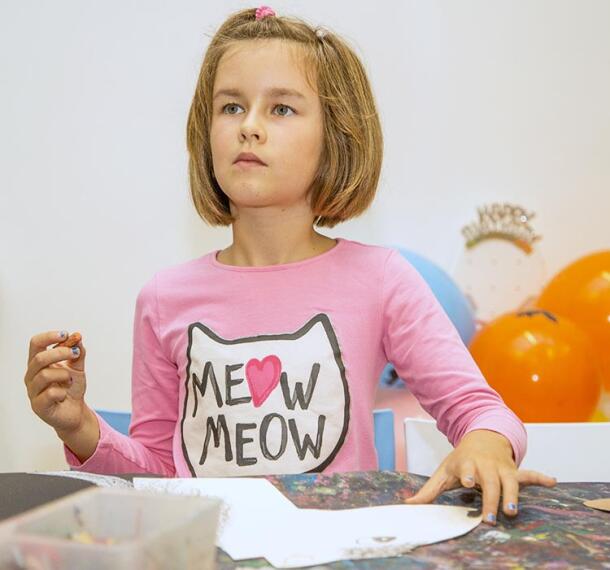 Deklica pri pripravi oprave za zabavo.