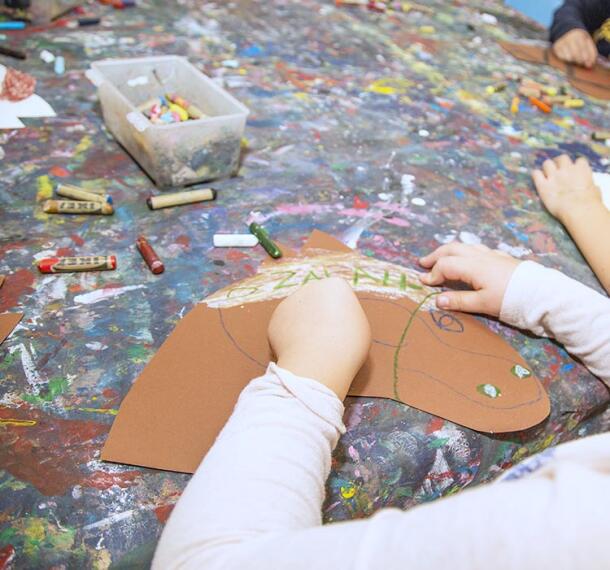 Otroci pri ustvarjanju rekvizitov za zabavo.