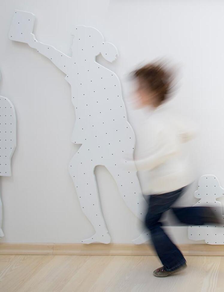 Otrok med tekanjem po igralnici v Mali ulici.